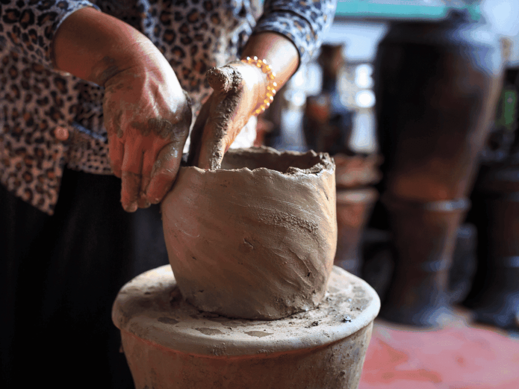 ACCUEIL les mains dans la terre njpoterie (2)